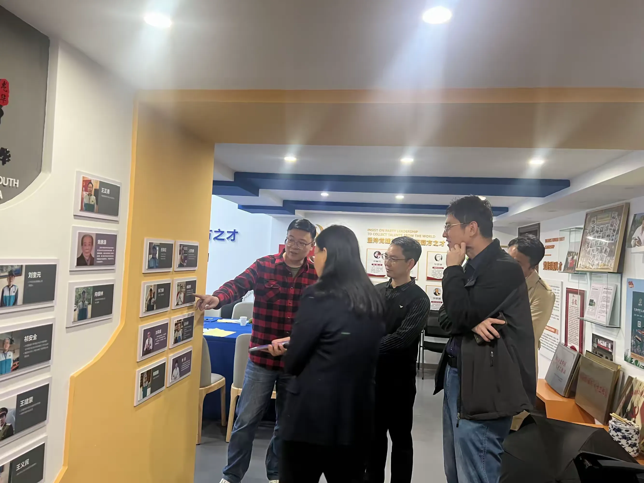 积极对接人才、企业、项目，推动人才交流与发展