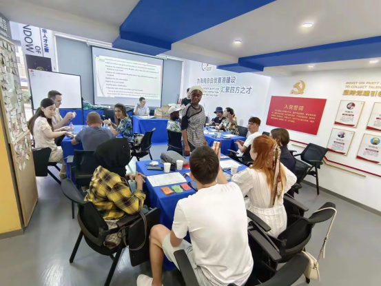 第三期自贸港外籍人才创业培训孵化班第5次课在海口国际人才之家进行