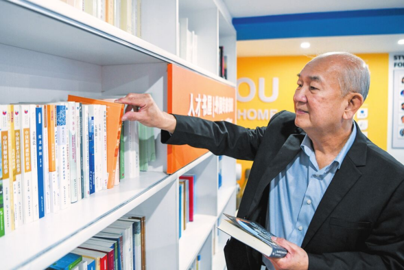 海口国际人才之家图书馆编目系统顾问符积虎：“我将继续为国际人才提供志愿服务”