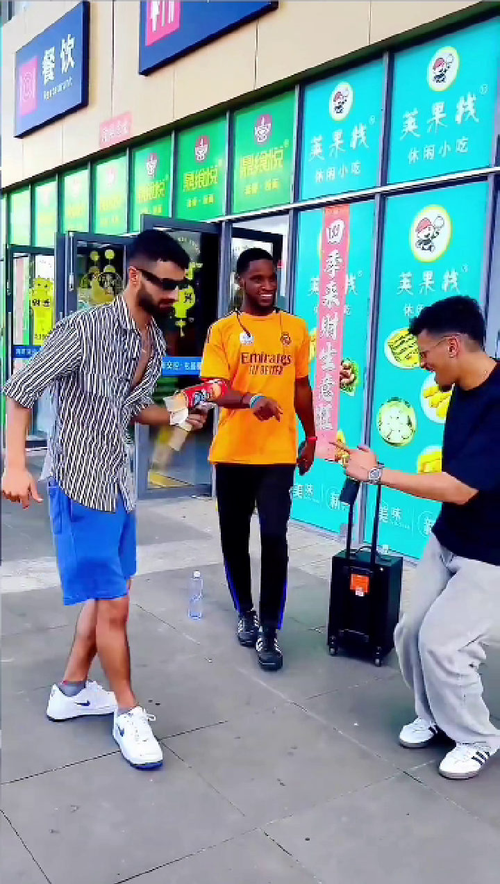  足球队高速公路服务区享受快乐出行