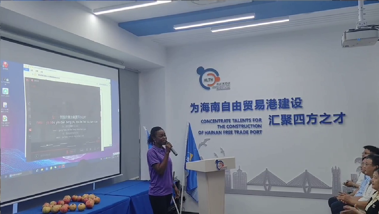 为海口国际志愿服务团唱歌