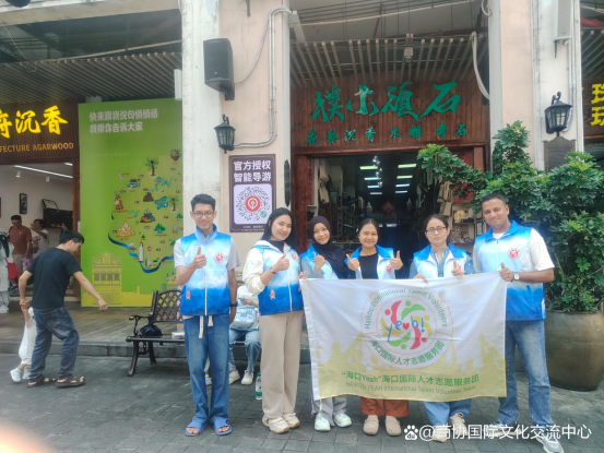 “五一”客流高峰暖人心 外籍志愿者扮靓海口骑楼老街