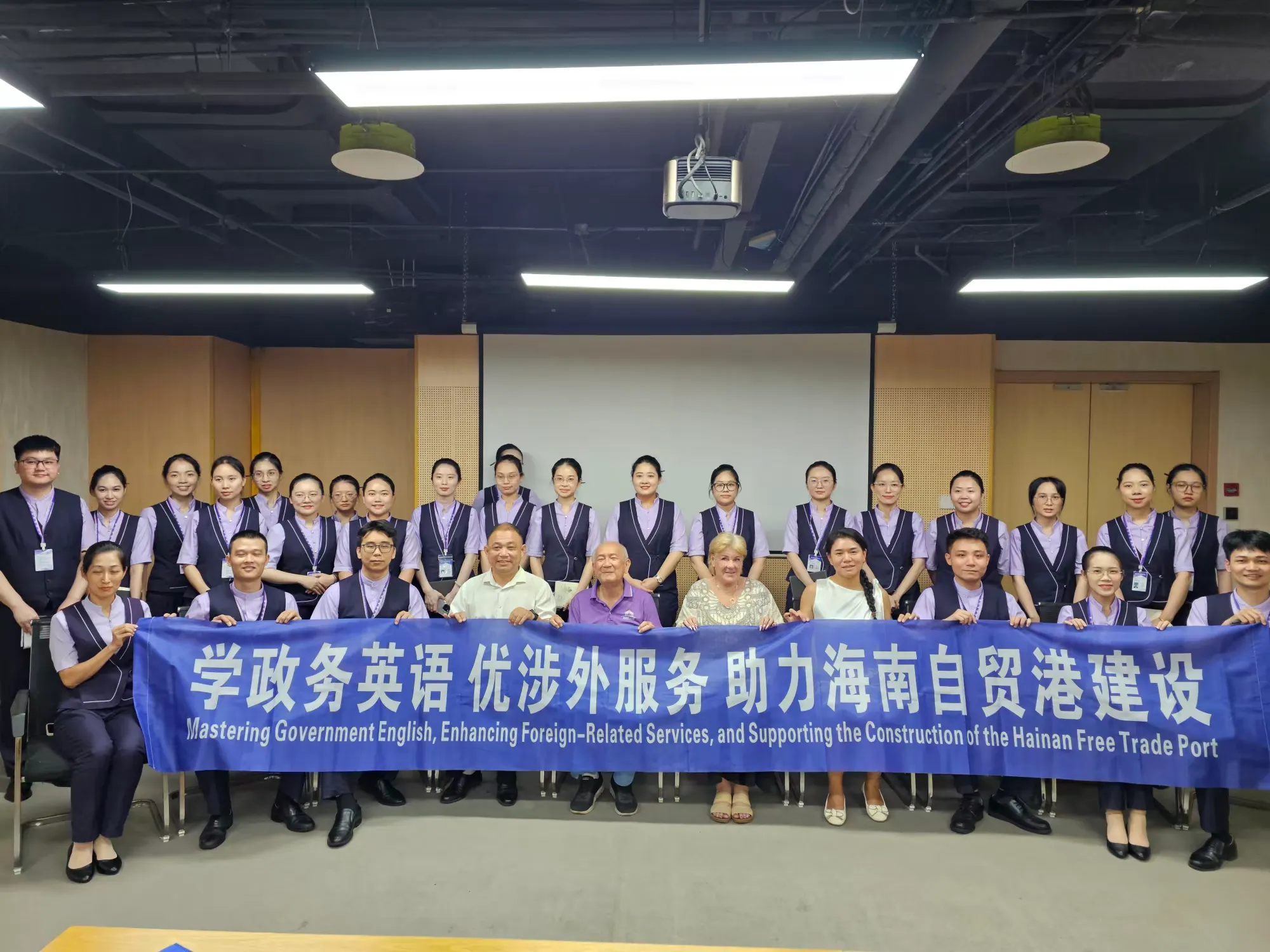 深耕口语实战 优化涉外服务 海口政务涉外英语培训班开展第二课时教学