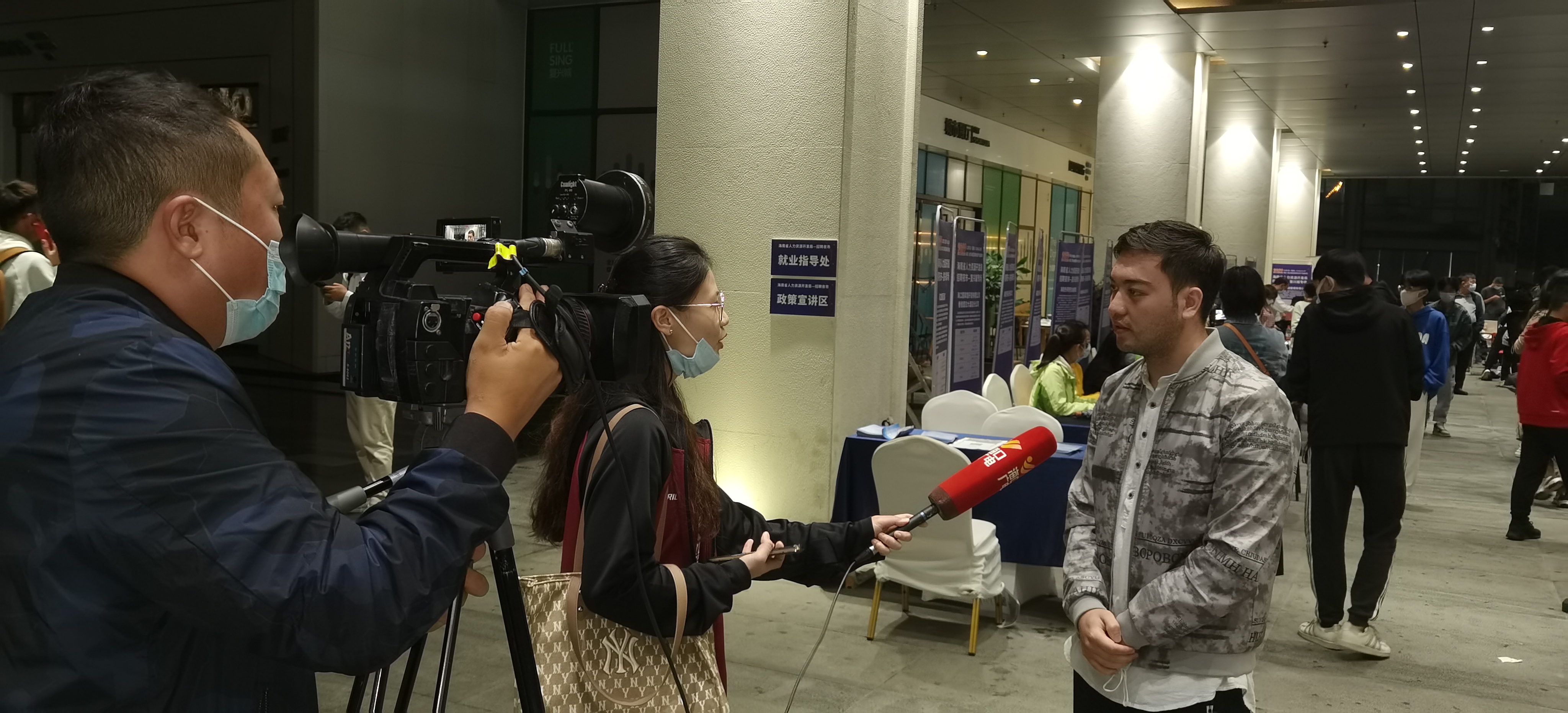 2022年12月1日组织外籍人才到复兴城参加招聘活动