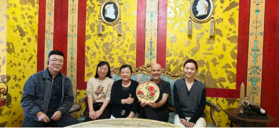 情系外籍人才 共话文化交融——走访艺术家澳锣