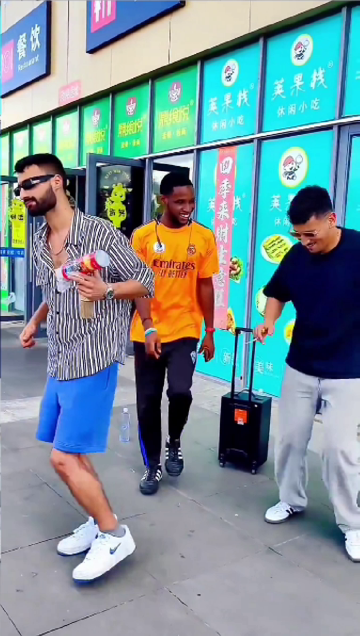 足球队高速公路服务区享受快乐出行