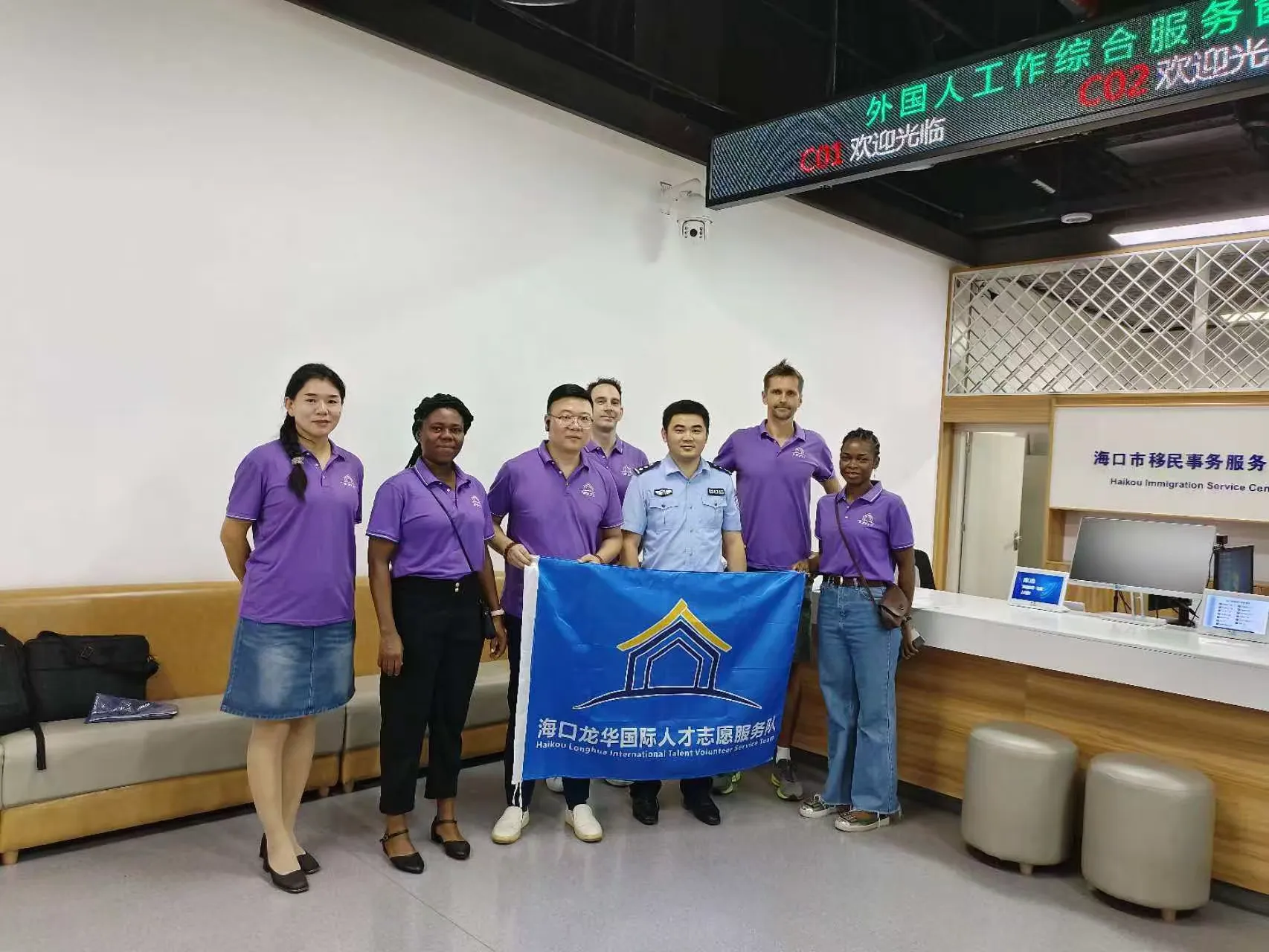 海口龙华国际人才志愿服务队助力外籍人士政务办理