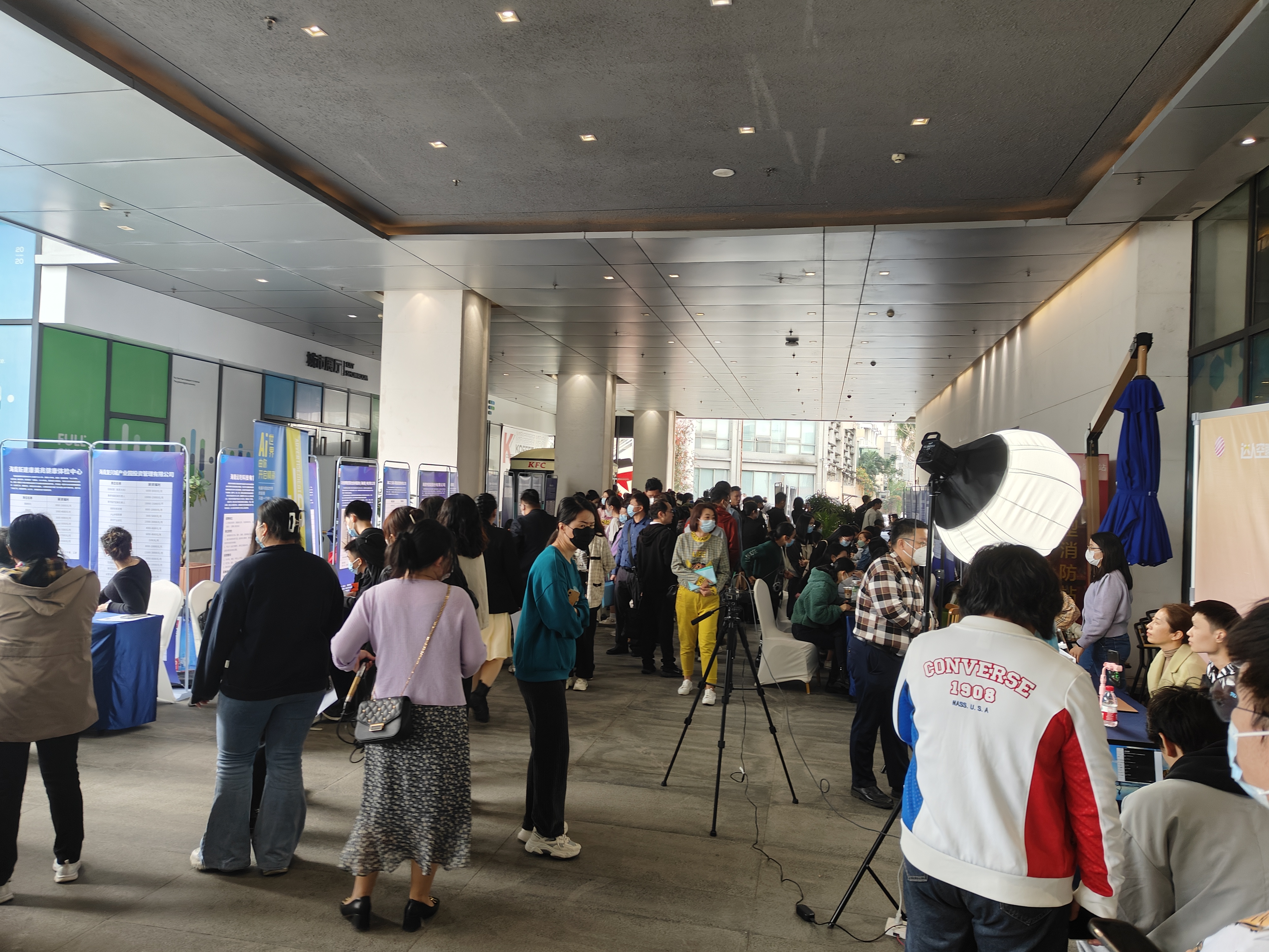 2022年12月1日组织外籍人才到复兴城参加招聘活动