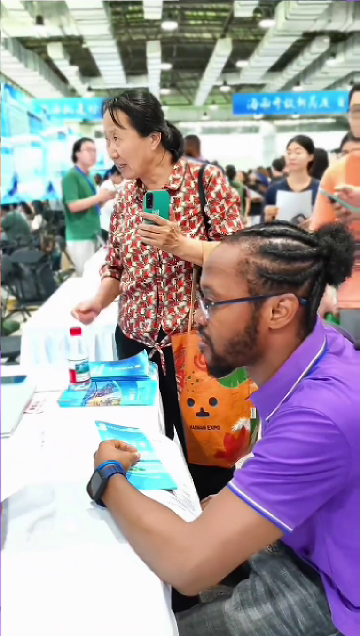 2025年7月26号帮助外籍人才参加招聘会就业