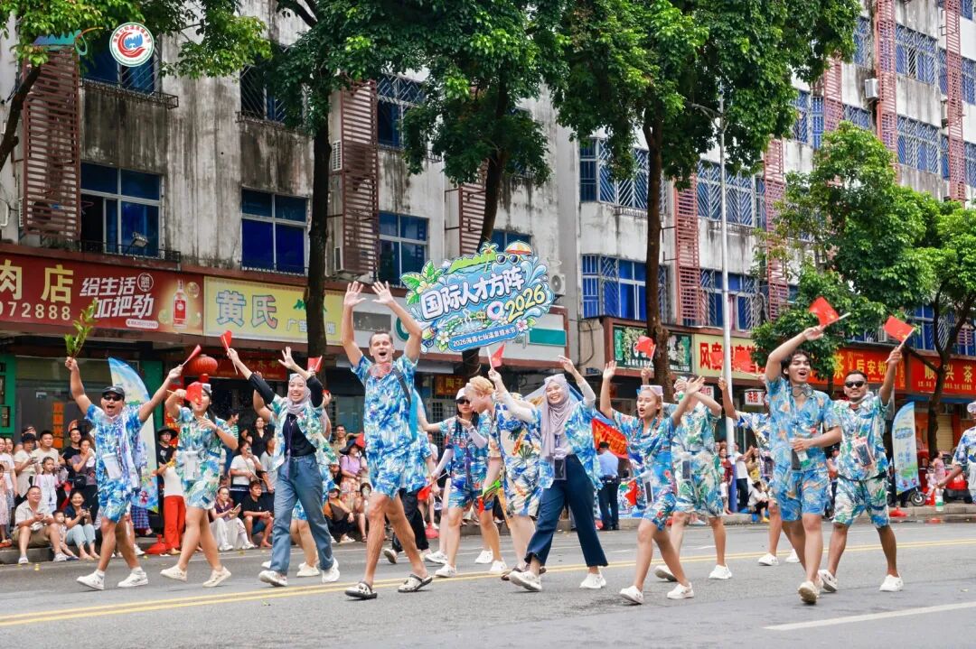 “United in Celebration, Splashing Water Together”-Haikou International Talent Home Brings Foreign Talents to Baoting’s Qixian Hot spring Water-Splashing Festival