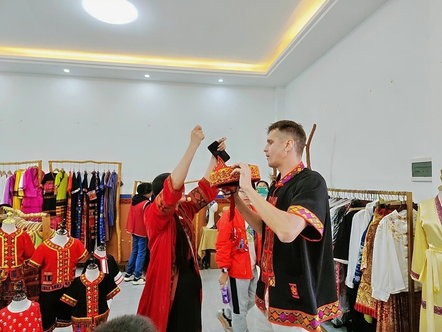 _“才遇琼中•共绘新章″——国际人才“三八”妇女节交流活动