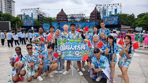 “United in Celebration, Splashing Water Together”-Haikou International Talent Home Brings Foreign Talents to Baoting’s Qixian Hot spring Water-Splashing Festival Poster